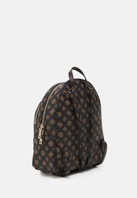 Zaino nero con motivo geometrico in tono oro, doppie cerniere, manico superiore e spallacci imbottiti, caratterizzato da una forma arrotondata e una texture liscia.