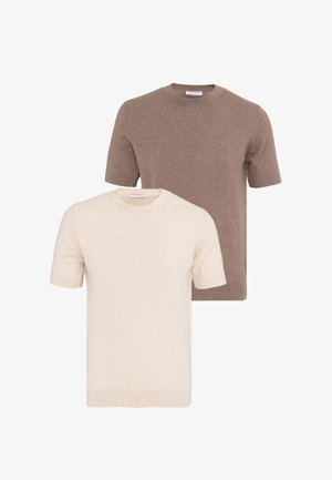 To ensfarvede, kortærmede striktrøjer i beige og brun med rund halsudskæring, vist mod en hvid baggrund.