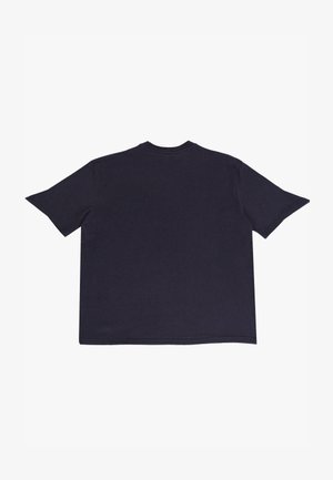 Czarny granatowy t-shirt z krótkim rękawem, okrągłym dekoltem, wykonany z miękkiej bawełnianej tkaniny, o prostym kroju i bez widocznych detali wzorniczych.