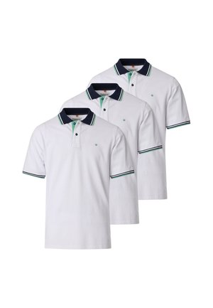 Drei weiße Poloshirts mit kurzen Ärmeln, marineblauen Kragen und grünen gestreiften Details, überlappend auf weißem Hintergrund dargestellt.