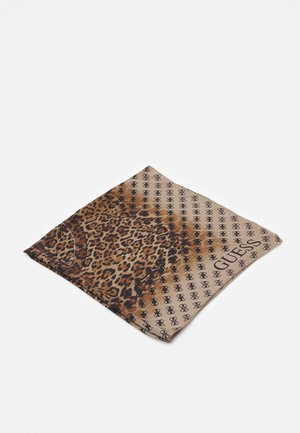 Écharpe en soie pliée, présentant un imprimé léopard marron se fondant dans un fond beige avec des logos Guess noirs répétitifs et le nom de la marque.