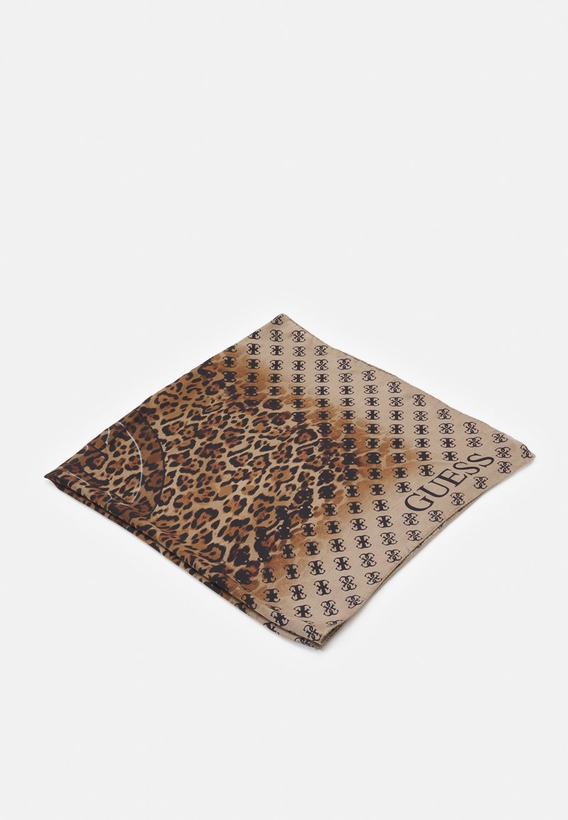Écharpe en soie pliée, présentant un imprimé léopard marron se fondant dans un fond beige avec des logos Guess noirs répétitifs et le nom de la marque.