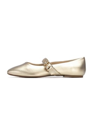 Zapato plano de ballet dorado con punta puntiaguda, acabado metálico y una correa lateral con detalle de hebilla cuadrada. Suela plana.