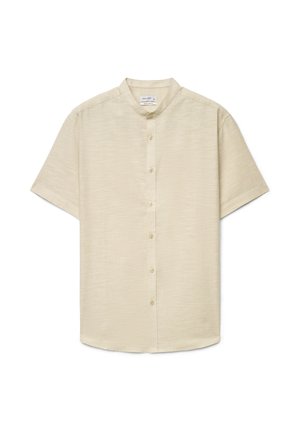 Chemise beige à manches courtes avec col mandarin, tissu texturé et six boutons sur le devant.
