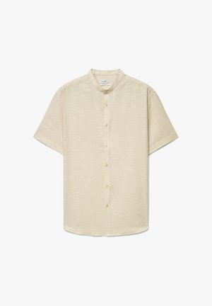 Chemise beige à manches courtes avec col mandarin, tissu texturé et six boutons sur le devant.