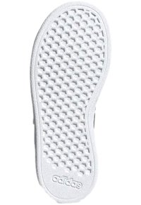 Suela de zapato de goma blanca con un patrón hexagonal y una superficie texturizada; incluye la marca "adidas" cerca del área del talón.
