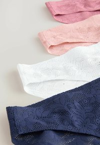 Vier stukken kanten stof in roze, perzik, wit en marineblauw, overlappend op een lichte ondergrond, met bloemmotieven.