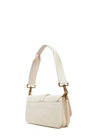 Borsa a tracolla in finta pelle color crema con forma piatta, accessori in tonalità oro e design strutturato. Presenta una tracolla removibile e una pattina pieghevole.