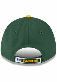 Grüner Stoff-Baseballcap mit einem gelben Knopf oben, ausgestattet mit Belüftungslöchern und einem "PACKERS"-Label am hinteren Riemen.