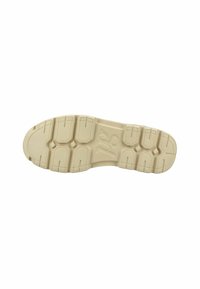 Suela de una zapatilla, beige con agarres texturizados. Presenta patrones rectangulares y ovalados, secciones lisas y un logo en la entresuela.