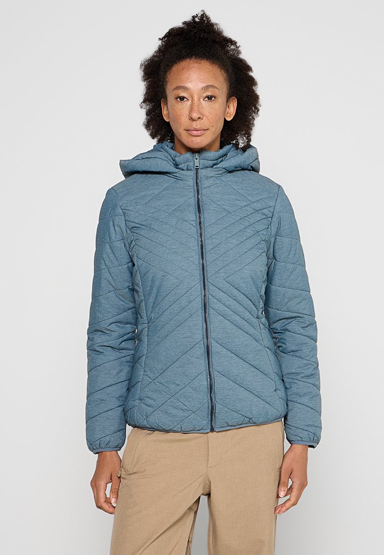 Gepaddete blaue Kapuzenjacke mit einem Frontreißverschluss, die ein strukturiertes Muster und elastische Bündchen aufweist, entworfen für Wärme und Komfort.