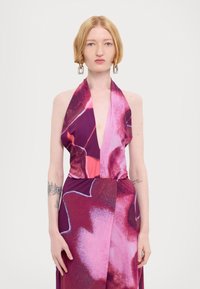 Abito con collarino nella tonalità viola, decorato con motivi astratti in rosa e rosso, realizzato in tessuto morbido. Presenta un profondo scollo a V e una linea in vita aderente.