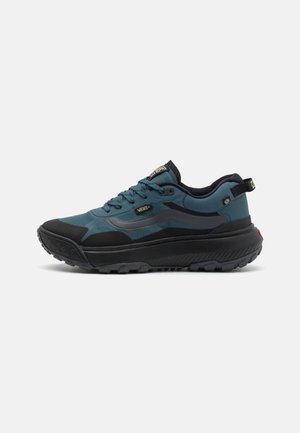 Scarpe sportive blu e nere con una tomaia in rete testurizzata, suola in gomma e dettagli con logo. Presentano una suola ammortizzata e una linguetta sul retro.