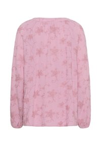 Blouse rose à manches longues avec broderie florale texturée et détails froncés au niveau de l'encolure et des poignets, vue de dos.