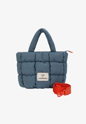 Borsa imbottita in tessuto blu con manici doppi, forma rettangolare e targhetta con logo argentata. Include una tracolla arancione removibile.