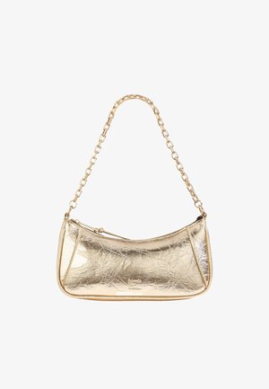 Petit sac à main doré brillant avec une texture froissée et une bandoulière chaîne dorée, avec une fermeture éclair sur le dessus.