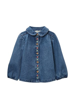 Chemise pour tout-petit à manches longues en jean bleu, avec col rond, boutons en bois et broderie florale verticale sur le devant. Poignets élastiques.