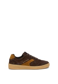 Baskets en daim marron avec un accent en daim tan, bout rond et semelle en caoutchouc texturée. Présente des lacets ton sur ton et une subtile marque sur le côté.
