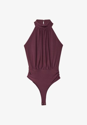 Ärmlös plommonfärgad bodysuit med hög hals, insamlad front, knäppning vid halsen och tryckknappar vid grenen, liggande på vit bakgrund.