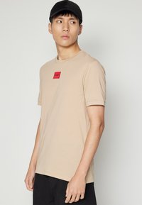 HUGO DIRAGOLINO - Základné tričko - medium beige