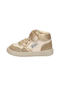 Hoge sneaker in lichtgoud en beige leer met een structuurafwerking, voorzien van veters en een band voor sluiting, met een merkembleem.