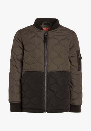 Giacca bomber trapuntata in verde oliva e nero, con chiusura a zip, colletto a coste e tasche laterali. Texture morbida e opaca.