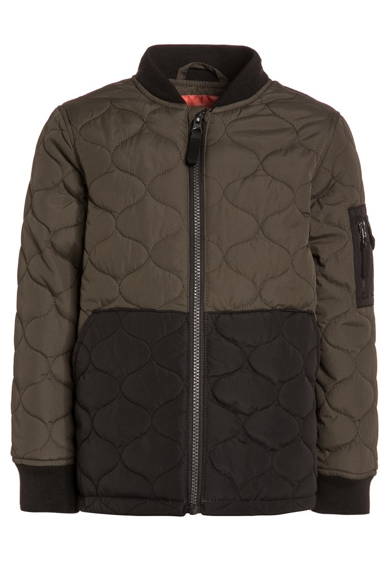 Kurtka bombowa pikowana w oliwkowym zielonym i czarnym kolorze, z zapięciem na zamek, ryflowanym kołnierzem i kieszenią boczną. Miękka, matowa tekstura.