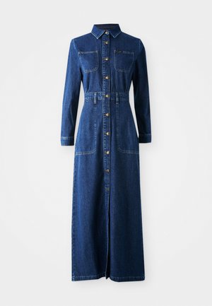 Robe maxi en jean avec des manches longues, un col pointu, une fermeture à boutons sur le devant, deux poches poitrine, une taille cintrée et des fentes latérales pour faciliter les mouvements.