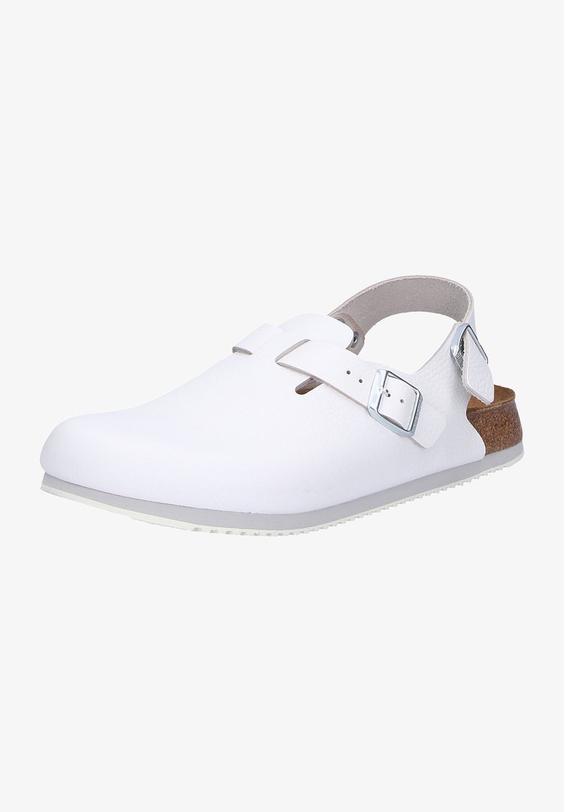 Weiße Clogs mit einer strukturierten Oberseite, verstellbaren silbernen Schnallen und einem Korkfußbett. Sie verfügen über eine abgerundete Zehenpartie und ein geschlossenes Fersen-Design.