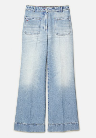 Jeans largi de culoare albastru deschis, confecționați din denim, cu un aspect decolorat, buzunare în față și în spate, și o margine brută în partea de jos.