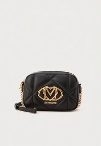 Borsa a tracolla in pelle nera matelassé con logo in metallo dorato e tracolla a catena. Presenta un motivo geometrico e chiusura con zip.