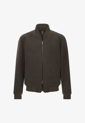 Cazadora bomber verde oscuro hecha de un tejido texturizado, que cuenta con un cierre frontal de cremallera, cuello, puños y dobladillo de canalé. Diseño minimalista con bolsillos laterales.