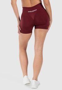 Bordeaux atletische shorts met een hoge tailleband en witte "SMILODOX" branding. Glad, rekbaar stof met een aangesloten ontwerp.