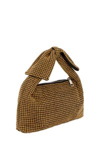 Gul paljettsækkel med en tekstureret overflade, der har et snoet håndtag og lynlås. Designet er kompakt med et geometrisk mønster.