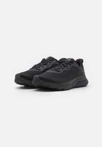 Een paar zwarte mesh hardloopschoenen met gevoerde zolen en veters, naast elkaar geplaatst op een witte achtergrond.