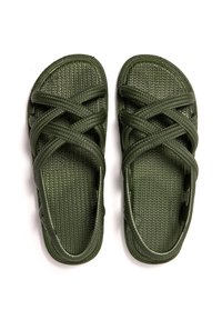 Grüne Sandalen mit einem strukturierten, gewebten Muster; verfügen über Überkreuz-Riemen und ein offenes Design für Atmungsaktivität. Hergestellt aus flexiblem Material.