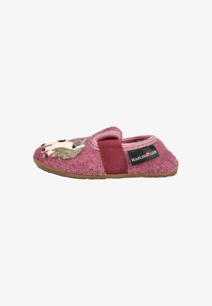 Pantofole per bambini in feltro rosa con suola marrone, motivo a faccia di animale sulla punta e cinturino elastico sulla parte superiore con etichetta Haflinger.