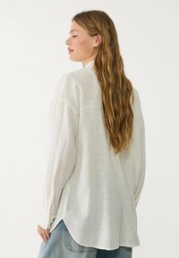 Stradivarius BASIC FLOWING WITH POCKET - Hemdbluse - white