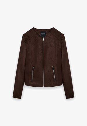 Giacca in suede marrone scuro con maniche lunghe, chiusura frontale con cerniera e due tasche verticali con cerniera. L'etichetta riporta la scritta "Calliope."