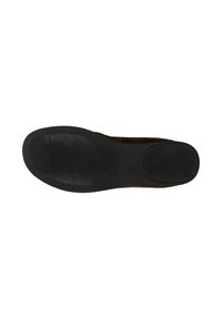 Suola di una scarpa marrone scuro con sezioni di gomma nera testurizzata sul tallone e sulla parte anteriore per una migliore aderenza.