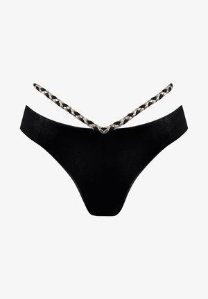 Czarna dolna część bikini z gładkiego materiału, V-kształtnym przodem i plecionymi detalami pasków w kolorze czarnym, złotym i srebrnym. Minimalistyczny design.