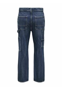 Pantalons cargo en denim bleu foncé à coupe décontractée, dotés de multiples poches, de coutures visibles et d'une texture légèrement décolorée.