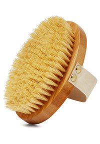 Okrągła szczotka z bambusa z żółtymi włosiem, wyposażona w solidną rączkę i beżowy pasek. Gładkie wykończenie z naturalną fakturą drewna.