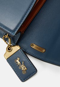 COACH LUXE REFINED BANDIT SHOULDER  - Taška s příčným popruhem - denim
