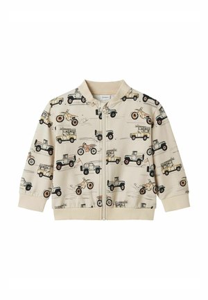 Giacca beige per bambini con zip e polsini a costine, caratterizzata da una stampa ripetuta di veicoli fuoristrada vintage e motociclette.