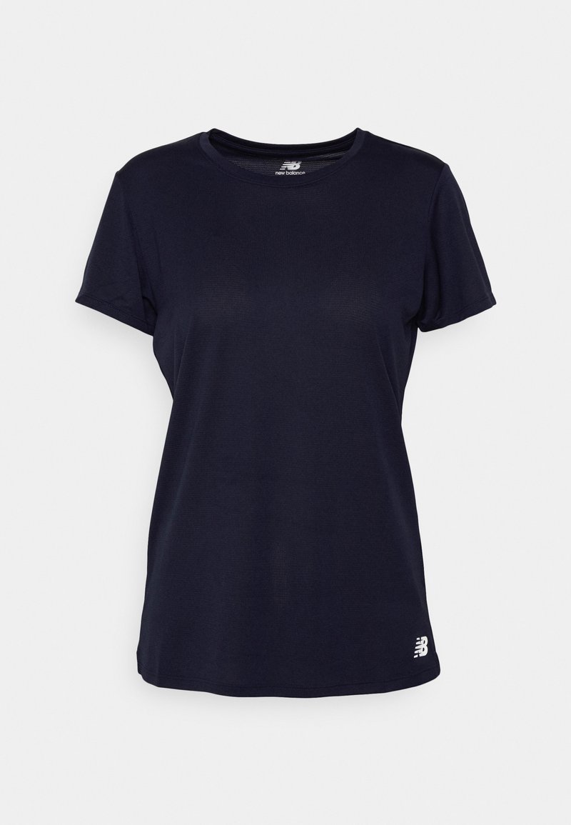 Camiseta deportiva de mujer de manga corta y cuello redondo en color azul marino, con pequeño logo blanco de New Balance en el bajo izquierdo.