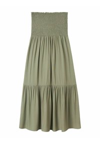 Grünes, gestuftes Kleid mit einem gerafften Oberteil und einem fließenden, gerafften Rock. Der Stoff wirkt glatt und leicht.