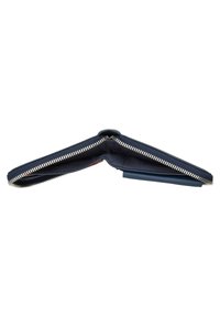 Cartera de cuero azul marino con cierre de cremallera metálica, exterior texturizado, interior espacioso con ranuras para tarjetas y compartimentos.
