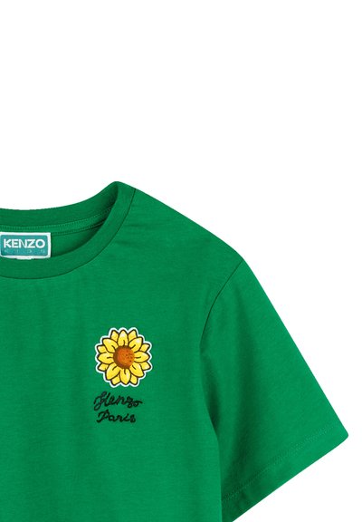 T-shirt in cotone verde con ricamo di girasole e testo "Kenzo Paris" in nero. Tessuto morbido e design a maniche corte.