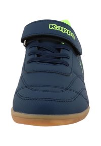 Marineblaue Sneaker mit einer strukturierten synthetischen Oberfläche, grünen Akzenten und passenden Schnürsenkeln. Verfügt über einen Klettverschluss und eine Sohle aus Gummi.